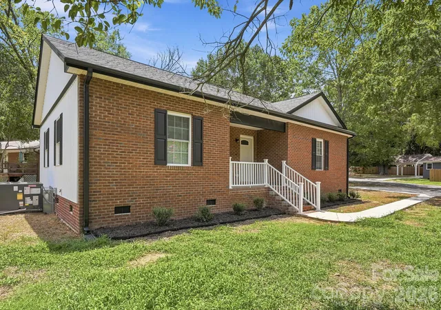 Photo 3 of Single family home for sale at 302 Hunter St, York, SC 29745 | MLS# 4405475 | Listing updated on 2026-09-25