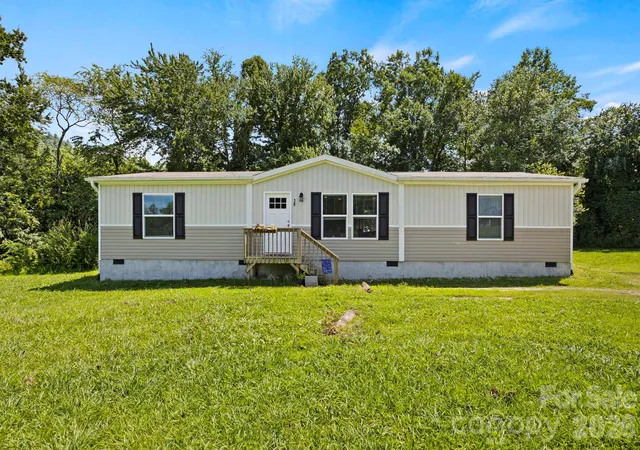 Photo 1 of Single family home for sale at 18 Moss Ln, Hendersonville, NC 28792 | MLS# 4405486 | Listing updated on 2026-07-20