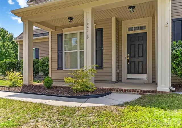 Photo 3 of Single family home for sale at 15718 Gallant Ridge Pl, Huntersville, NC 28078 | MLS# 4405490 | Listing updated on 2026-09-01