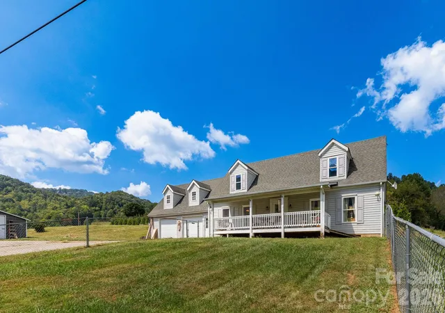 Photo 2 of Single family home for sale at 378 Yates Cvs Rd, Waynesville, NC 28785 | MLS# 4405532 | Listing updated on 2026-10-04