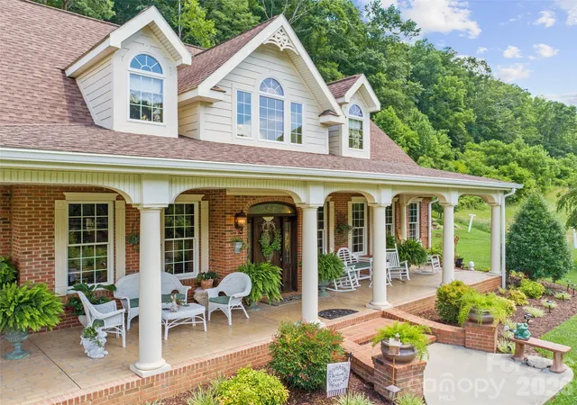 Photo 4 of Single family home for sale at 38 Peterson Ln, Green Mountain, NC 28740 | MLS# 4405533 | Listing updated on 2026-08-07