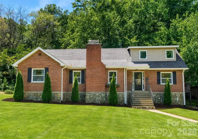 Photo 2 of Single family home for sale at 317 Balsam Dr, Waynesville, NC 28786 | MLS# 4405537 | Listing updated on 2026-09-24