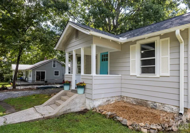 2nd image of 44 Lr Smith Ave, Hendersonville, NC 28791 | MLS# 4405575
