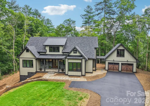 Photo 2 of Single family home for sale at 318 Mountain Home Trl, Brevard, NC 28712 | MLS# 4405578 | Listing updated on 2026-09-03