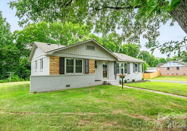 Photo 2 of Sale Pending at 2917 Dalecrest Dr, Charlotte, NC 28269 | MLS# 4405641 | Listing updated on 2026-08-31