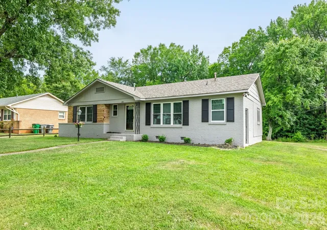 Photo 3 of Sale Pending at 2917 Dalecrest Dr, Charlotte, NC 28269 | MLS# 4405641 | Listing updated on 2026-08-31