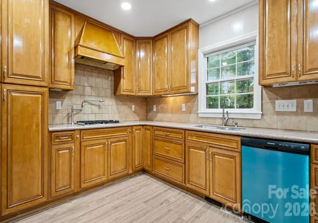 Photo 4 of Single family home for sale at 7515 Shady Ln, Charlotte, NC 28215 | MLS# 4405642 | Listing updated on 2026-08-13