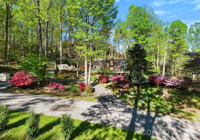 Photo 2 of Single family home for sale at 336 Sky Lake Dr, Hendersonville, NC 28739 | MLS# 4405648 | Listing updated on 2026-09-19