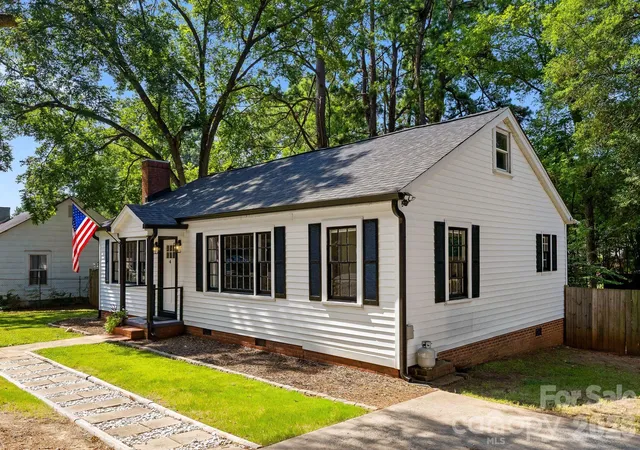 Photo 3 of Single family home for sale at 350 Jefferson St E, York, SC 29745 | MLS# 4405662 | Listing updated on 2026-09-21