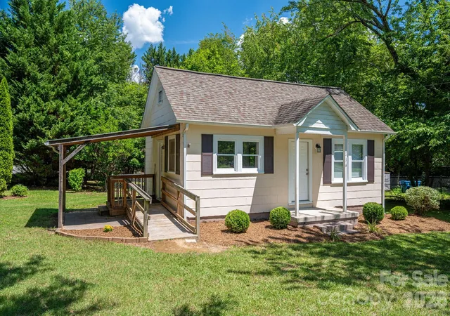 1st image of 214 23rd St Nw, Hickory, NC 28601 | MLS# 4405671