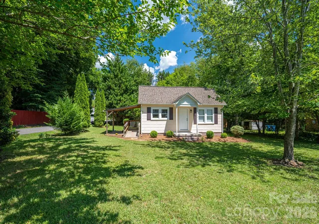 Photo 3 of Sale Pending at 214 23rd Street NW, Hickory, NC 28601 | MLS# 4405671 | Listing updated on 2026-09-21