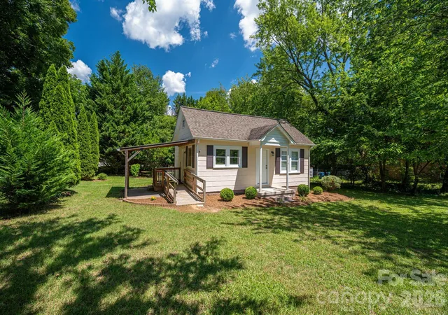 Photo 4 of Sale Pending at 214 23rd Street NW, Hickory, NC 28601 | MLS# 4405671 | Listing updated on 2026-09-21