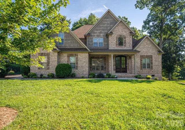 Photo 3 of Single family home for sale at 708 Players Ridge Rd, Hickory, NC 28601 | MLS# 4405752 | Listing updated on 2026-09-08