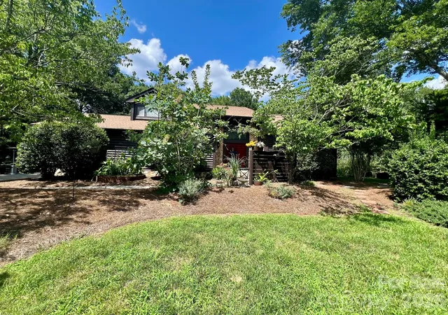 Photo 1 of Single family home for sale at 200 Foxlair Ct, Matthews, NC 28105 | MLS# 4405914 | Listing updated on 2026-10-05