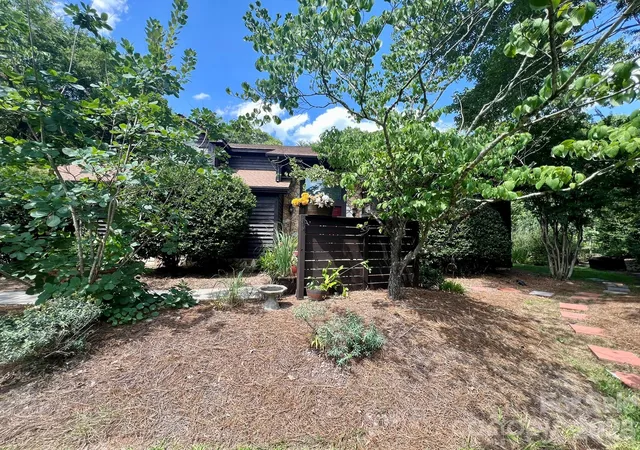 Photo 3 of Single family home for sale at 200 Foxlair Ct, Matthews, NC 28105 | MLS# 4405914 | Listing updated on 2026-10-05