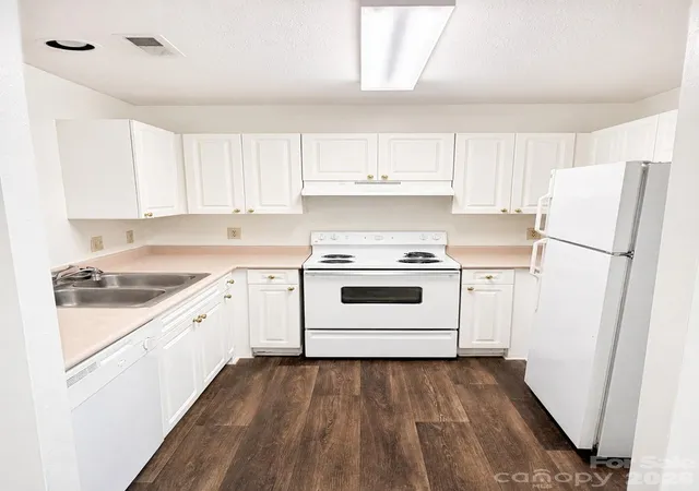 Listing Photo 2 - Condo for sale in building located at 18 Hamiltons Bay Ct, Lake Wylie, SC 29710 - Unit #436