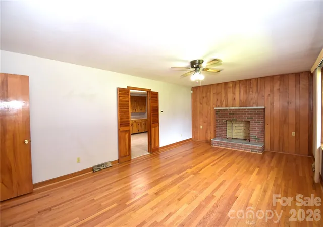 3rd image of 605 S Buena Vista Dr, Hendersonville, NC 28792 | MLS# 4406091