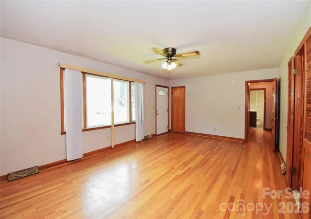 5th image of 605 S Buena Vista Dr, Hendersonville, NC 28792 | MLS# 4406091