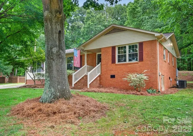 Photo 2 of Single family home for sale at 101 N Main St, Mount Pleasant, NC 28124 | MLS# 4406120 | Listing updated on 2026-09-06