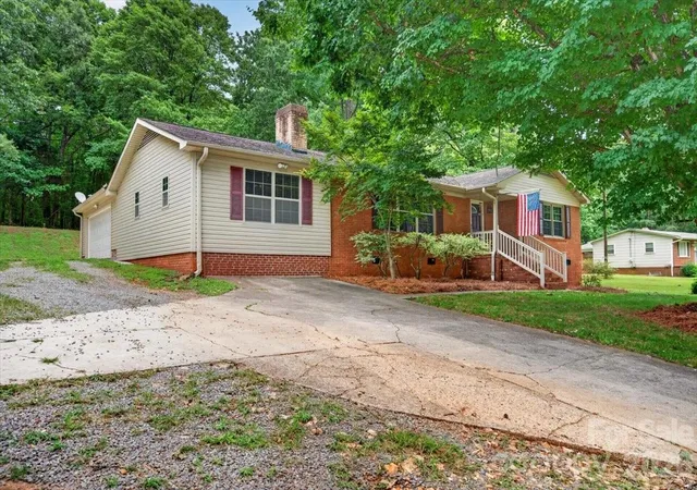 Photo 3 of Single family home for sale at 101 N Main St, Mount Pleasant, NC 28124 | MLS# 4406120 | Listing updated on 2026-09-06