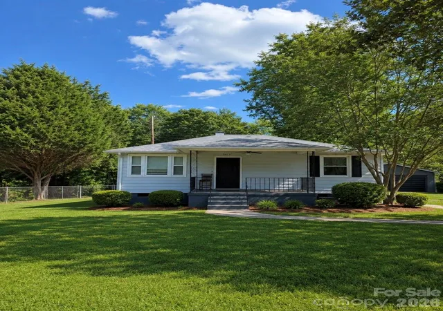 Photo 1 of Single family home for sale at 3413 1st Avenue Cir Nw, Hickory, NC 28601 | MLS# 4406129 | Listing updated on 2026-09-22
