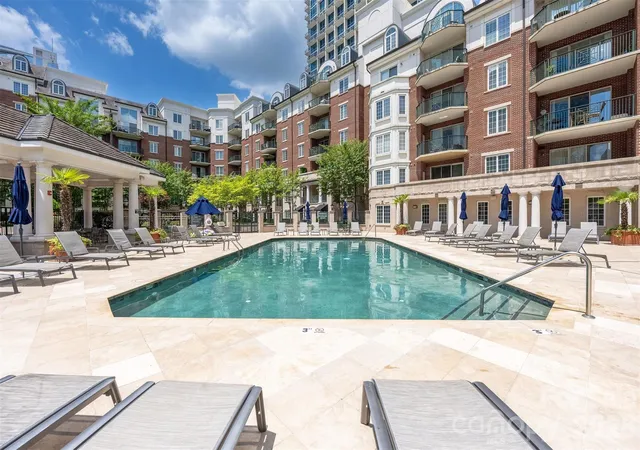 2nd image of 300 W 5Th St, Charlotte, NC 28202