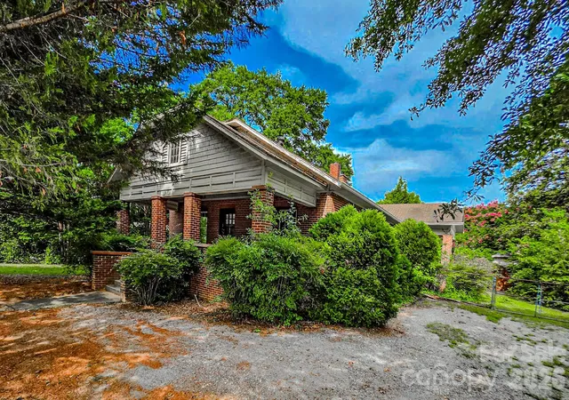 Photo 3 of Single family home for sale at 154 S Broadway St, Forest City, NC 28043 | MLS# 4406158 | Listing updated on 2026-09-26