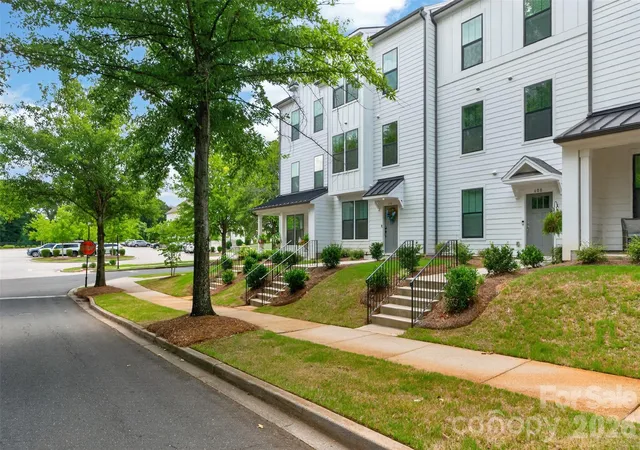 Photo 2 of Sale Pending at 606 District Ct, Fort Mill, SC 29708 | MLS# 4406167 | Listing updated on 2026-09-01