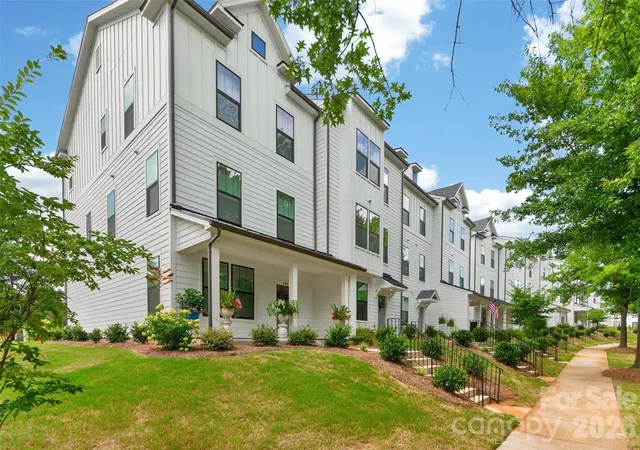 Photo 3 of Sale Pending at 606 District Ct, Fort Mill, SC 29708 | MLS# 4406167 | Listing updated on 2026-09-01