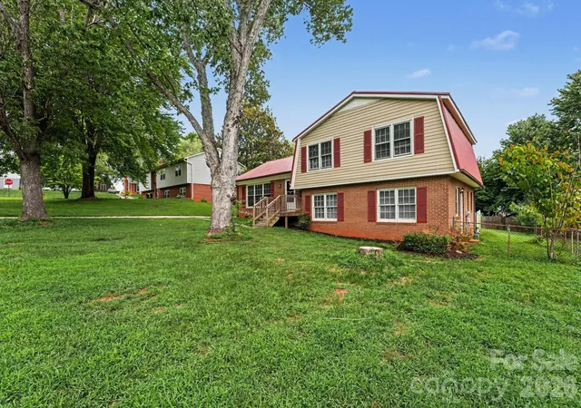 Photo 3 of Single family home for sale at 630 Colonial Dr, Statesville, NC 28625 | MLS# 4406178 | Listing updated on 2026-09-23