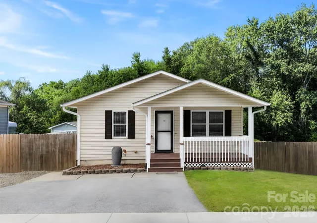 Photo 2 of Single family home for sale at 51 Kay Thomas Dr, Hendersonville, NC 28792 | MLS# 4406229 | Listing updated on 2026-09-16