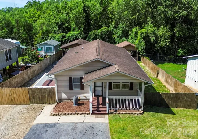 Photo 3 of Single family home for sale at 51 Kay Thomas Dr, Hendersonville, NC 28792 | MLS# 4406229 | Listing updated on 2026-09-16