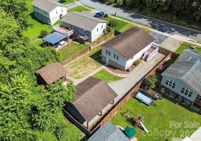Photo 4 of Single family home for sale at 51 Kay Thomas Dr, Hendersonville, NC 28792 | MLS# 4406229 | Listing updated on 2026-09-16