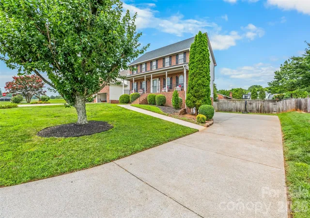 Photo 2 of Sale Pending at 1005 Lisa Run Dr, Kernersville, NC 27284 | MLS# 4406293 | Listing updated on 2026-07-27