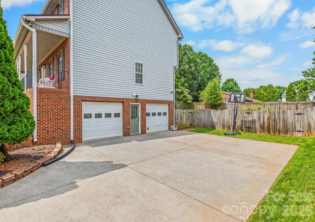 Photo 3 of Sale Pending at 1005 Lisa Run Dr, Kernersville, NC 27284 | MLS# 4406293 | Listing updated on 2026-07-27