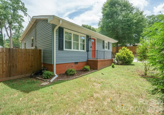 1st image of 200 Point Cir, Belmont, NC 28012 | MLS# 4406314