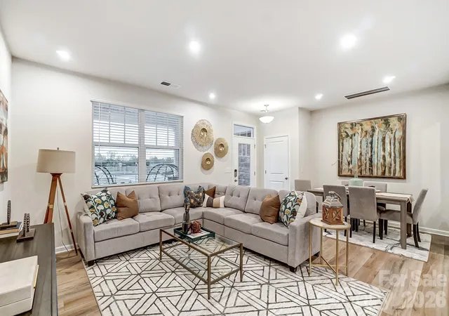 3rd image of 5221 Wyes Oak Ln, Charlotte, NC 28269 | MLS# 4406356