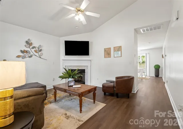 2nd image of 8019 Shiny Meadow Ln, Charlotte, NC 28215 | MLS# 4406525