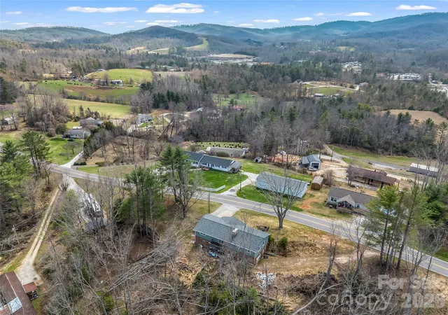 Listing Photo 2 - Condo for sale in building located at 1086 Carters Ridge Rd, Spruce Pine, NC 28777 - Unit #