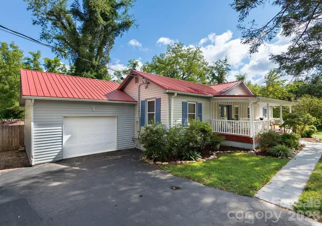 Photo 2 of Single family home for sale at 304 Old Haw Crk Rd, Asheville, NC 28805 | MLS# 4406556 | Listing updated on 2026-09-29