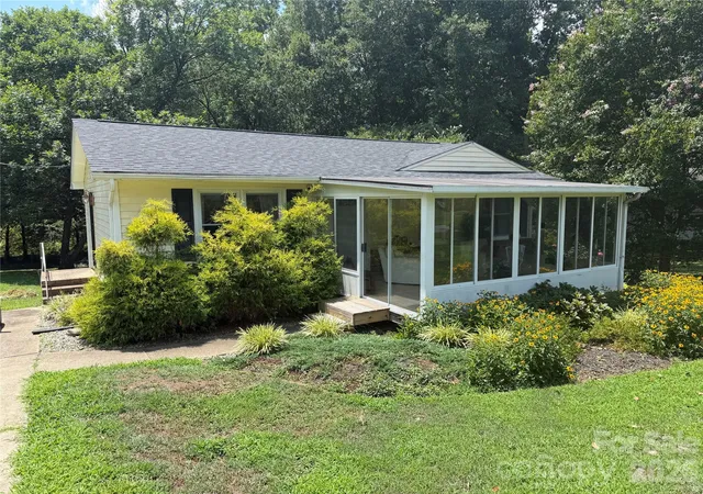 Photo 1 of Single family home for sale at 605 Powerline Ave, Belmont, NC 28012 | MLS# 4406622 | Listing updated on 2026-09-29
