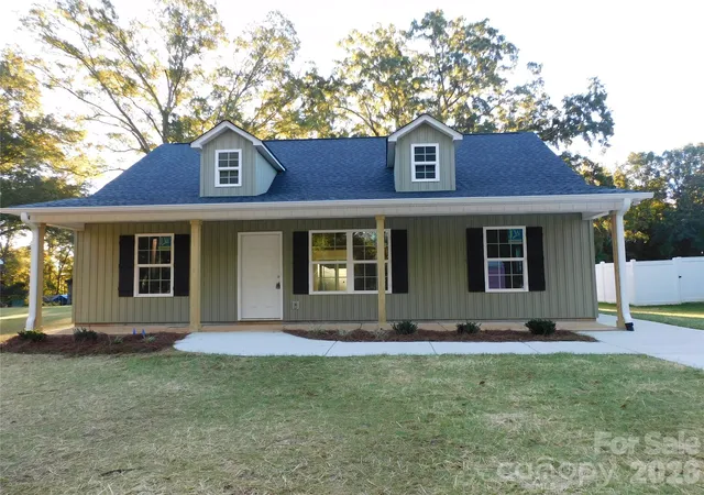 Photo 2 of Single family home for sale at 220 Mcclain St, York, SC 29745 | MLS# 4406640 | Listing updated on 2026-10-21