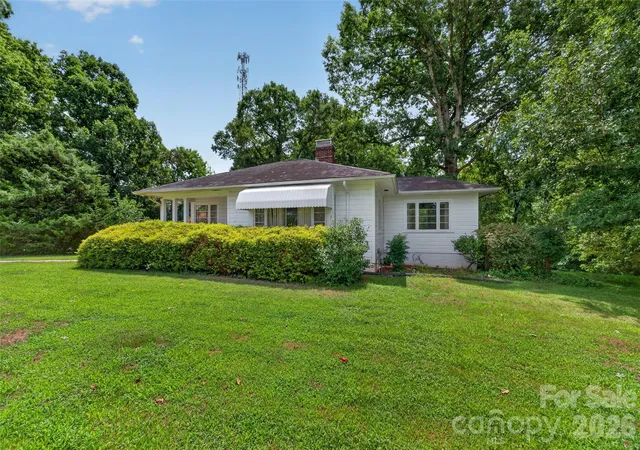 Photo 2 of Single family home for sale at 311 33rd Street Dr Se, Hickory, NC 28602 | MLS# 4406647 | Listing updated on 2026-09-19