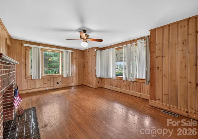 Photo 3 of Single family home for sale at 311 33rd Street Dr SE, Hickory, NC 28602 | MLS# 4406647 | Listing updated on 2026-09-19