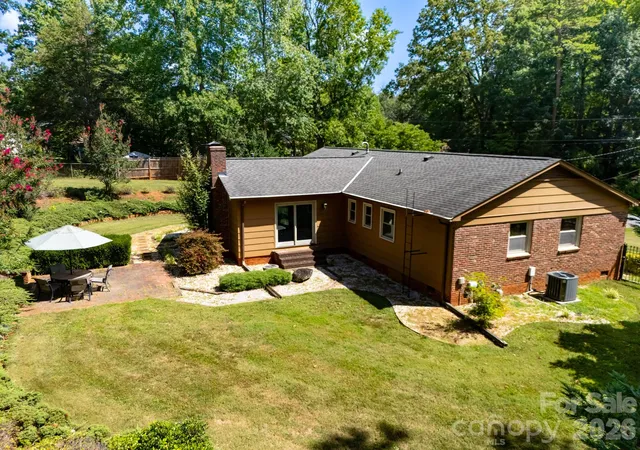 Photo 2 of Single family home for sale at 1433 Niagara Cir, Charlotte, NC 28214 | MLS# 4406762 | Listing updated on 2026-09-30