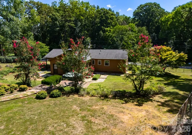Photo 3 of Single family home for sale at 1433 Niagara Cir, Charlotte, NC 28214 | MLS# 4406762 | Listing updated on 2026-09-30