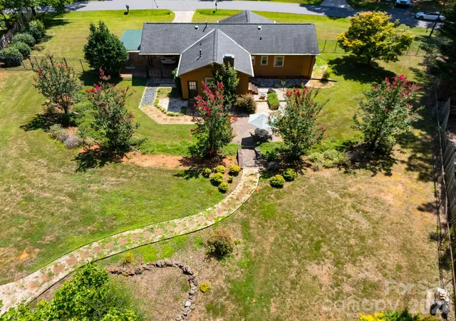 Photo 3 of Single family home for sale at 1433 Niagara Cir, Charlotte, NC 28214 | MLS# 4406762 | Listing updated on 2026-09-30
