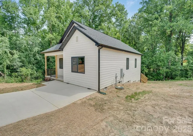 Photo 3 of Single family home for sale at 504 N Pine St, Cherryville, NC 28021 | MLS# 4406769 | Listing updated on 2026-09-25