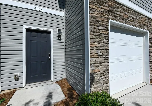 Photo 3 of Townhouse for sale at 6005 Guildford Hl Ln, Charlotte, NC 28215 | MLS# 4406775 | Listing updated on 2026-09-23