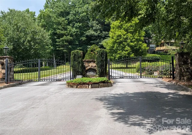 1st image of 115 Ivywood Ln, Hendersonville, NC 28739 | MLS# 4406780